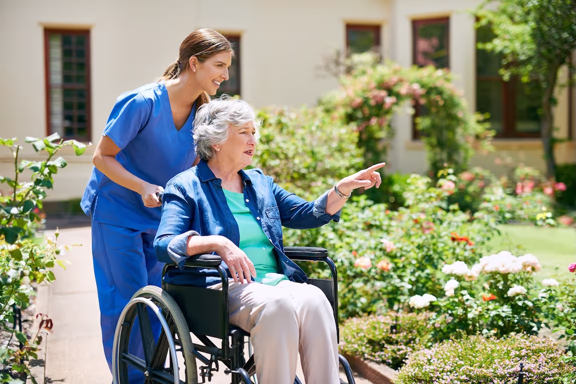 Krankenschwester mit Patientin im Garten